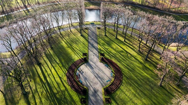  Bäume im Großen Garten der Herrenhäuser Gärten werfen Schatten.