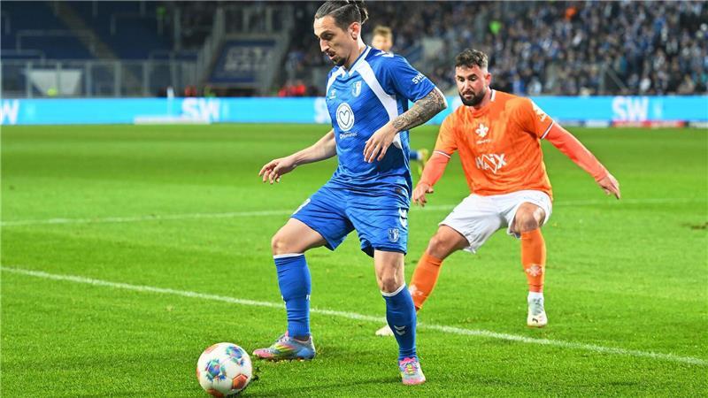 Nürnberger doppelt: Magdeburg trotzt Darmstadt ein 1:1 ab Baris Atik (l, 1. FC Magdeburg) dribbelt gegen Marco Richter (SV Darmstadt 98).