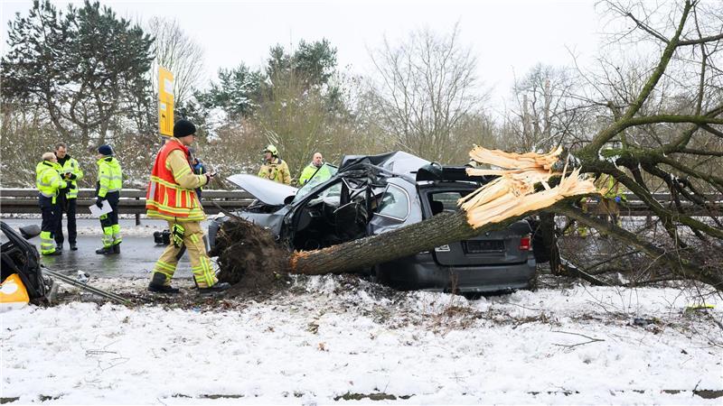  Bei winterlichen Wetterverhältnissen hat es einen tödlichen Unfall in Hannover gegeben. 