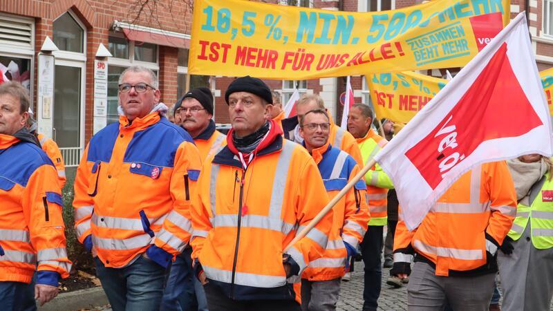  Beschäftigte im Öffentlichen Dienst der Länder ziehen durch die Stader Innenstadt.