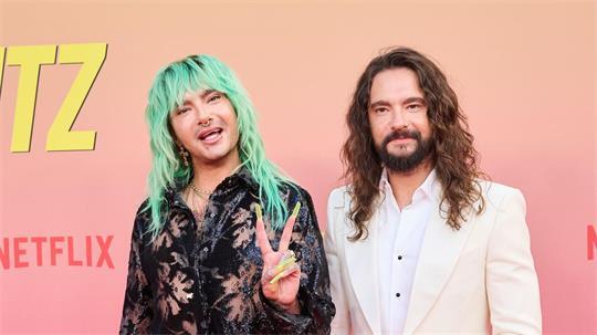  Bill (l) und Tom Kaulitz lassen sich auch in der dritten Staffel durch ihr Leben begleiten. (Archivbild)