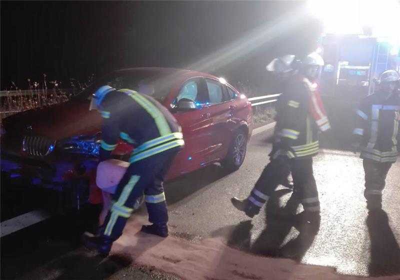  Blick auf die Unfallstelle kurz hinter der Anschlussstelle Horneburg: Der BMW hat bei der Kollision schweren Schaden genommen. Foto: Lehmkau