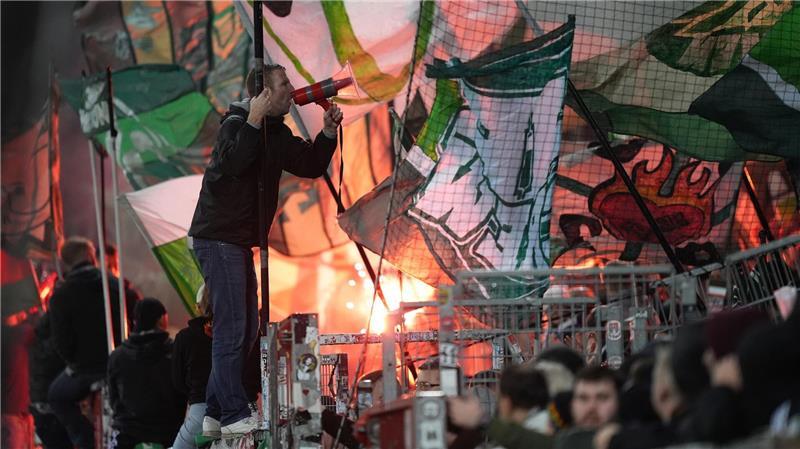  Bremen-Fans brennen  im Millerntor-Stadion auf der Tribüne Feuerwerkskörper ab.