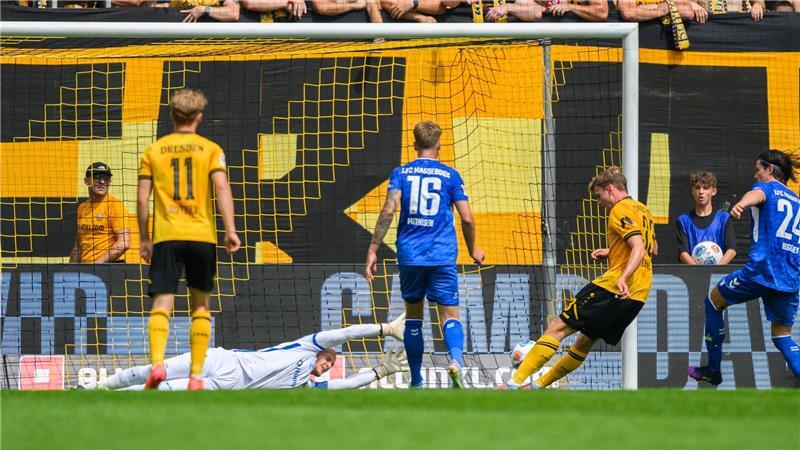 Erster Sieg nach 25 Jahren: Magdeburg düpiert Dynamo Christoph Daferner (Dynamo Dresden, 2.v.r.) erzielt das Tor zum 1:1.