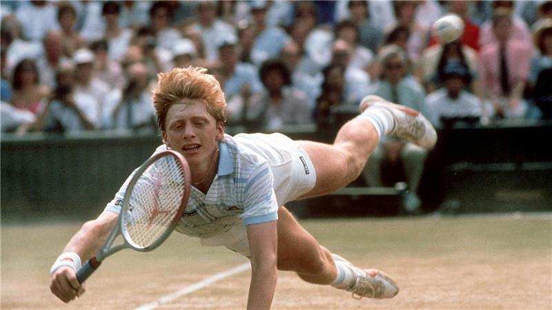  Der 17-jährige Boris Becker hechtet zu einem Ball und gewinnt später erstmals Wimbledon.