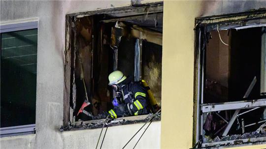  Der Brand war am späten Donnerstagabend im dritten Stock der Klinik ausgebrochen. Ein Mensch ist ums Leben gekommen, 22 weitere Personen wurden verletzt, sechs von ihnen schwer.