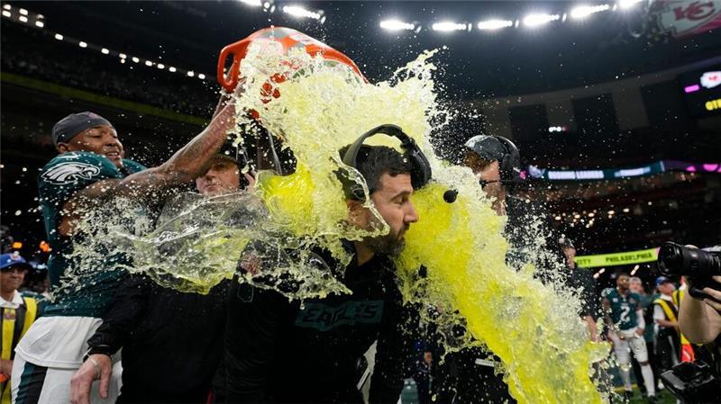  Der Cheftrainer der Philadelphia Eagles, Nick Sirianni, wird von seinen Teamkollegen geduscht kurz bevor das Team den Super Bowl gewinnt.