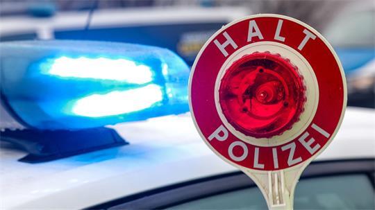  Der Fahrer des Autos missachtete die Haltezeichen der Polizei - und raste davon. (Symbolbild)