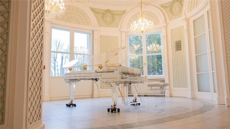Udo Jürgens‘ Flügel bringt 240.000 Euro bei Auktion ein Der Glasflügel hatte Jürgens zu vielen seiner Auftritte begleitet - nun gehört er einem Fan.