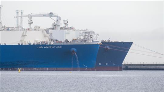  Der LNG-Tanker „LNG Adventure“ übergibt Flüssigerdgas an das Regasifizierung-Schiff "Neptune" im Hafen Mukran. Das Regasifizierungsschiff "Neptune" gehört zum Energie-Terminal "Deutsche Ostsee". 