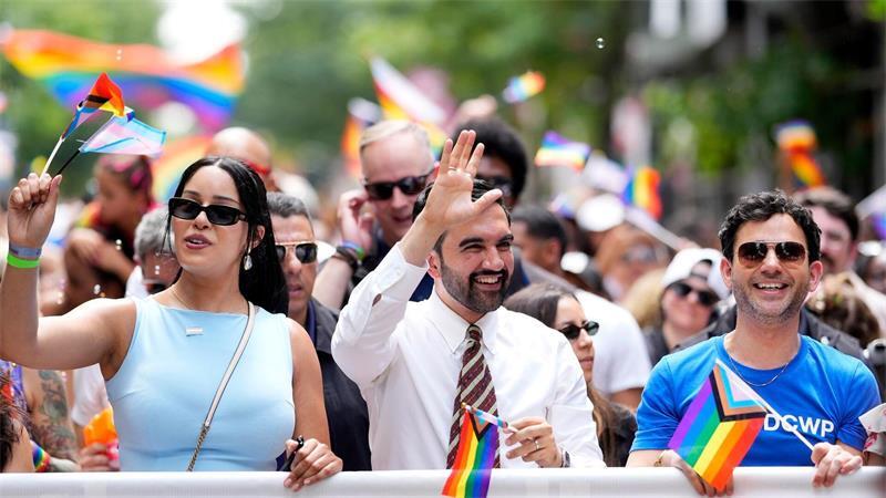  Der New Yorker Bürgermeister Zohran Mamdani schwenkt eine Regenbogenfahne. 