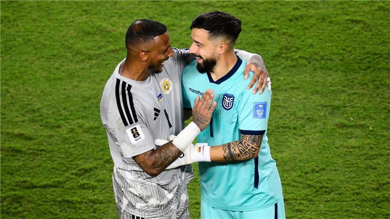  Der Torhüter von Curaçao, Eloy Room (l), und der Torhüter von Ecuador, Hernán Galindez, umarmen sich nach dem WM-Gruppenspiel.