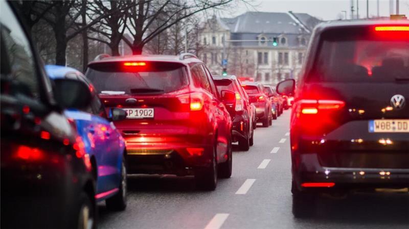  Der Warnstreik bei den hannoverschen Verkehrsbetrieben „Üstra“ führt zu vollen Straßen in Hannover. 