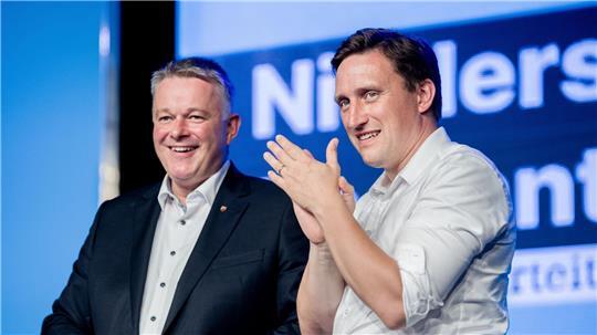  Der neue Ministerpräsident von Rheinland-Pfalz, Gordon Schnieder, (links) agierte in Vechta als Mutmacher für die CDU. 