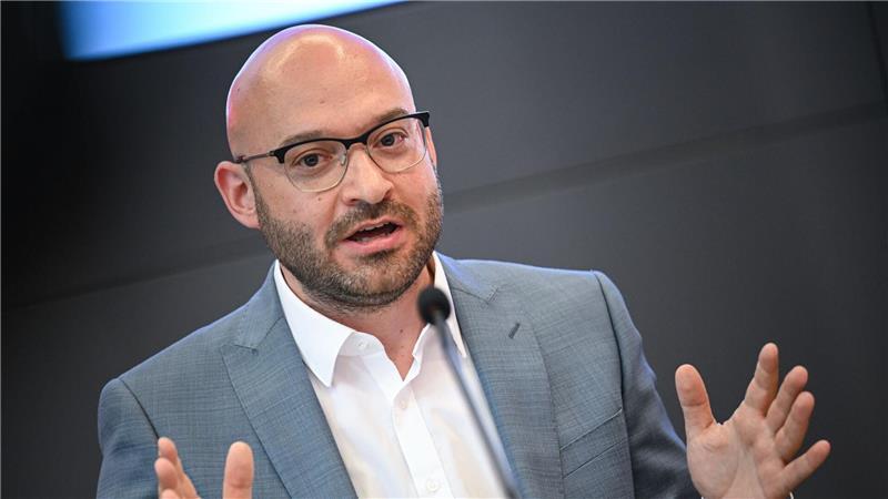 Verfassungsschutz sieht Brandenburger AfD als rechtsextrem Die AfD Brandenburg vertrete verfassungsfeindliche Positionen, so Innenminister Wilke.