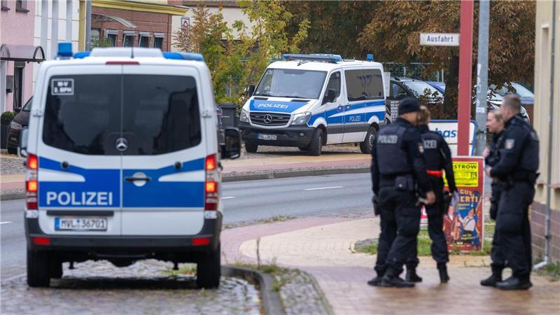 Wo ist Fabian? Angestrengte Suche nach Achtjährigem Die Beamten befragen Anwohner.