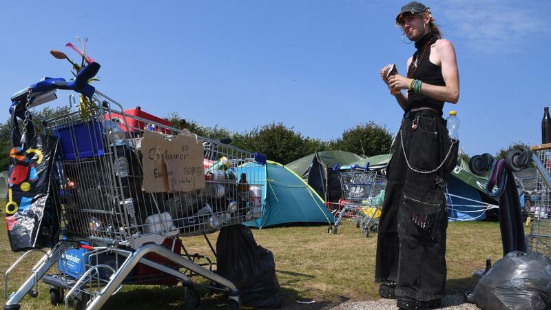 Punks verlassen Sylt - und wollen wiederkommen Die Bewohner des Camps hatten eine Art Mini-Festival etabliert - mit Konzerten, Workshops, Lesungen und politischen Aktionen. (Archivbild)
