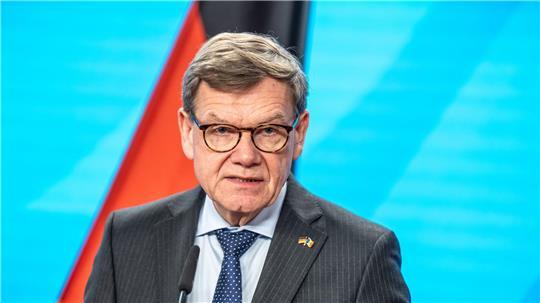  Die Bundesregierung will nach drei Sonderflügen aus dem Oman auch aus der saudischen Hauptstadt Riad in der Nahost-Region gestrandete Deutsche in die Heimat zurückbringen. Das kündigte Außenminister Johann Wadephul (CDU) an.