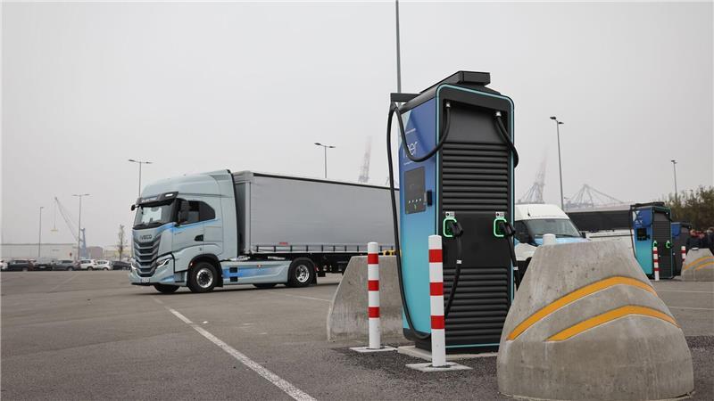 Handelskammer empfiehlt zwölf Klimaschutz-Projekte Die Handelskammer rät Unternehmen, den Lkw-Verkehr im Hafen zu elektrifizieren. (Archivbild)