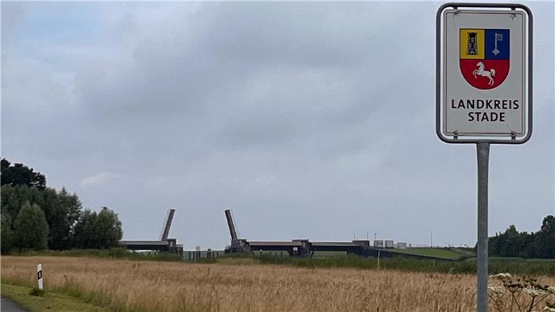  Die Klappbrücke am Oste-Sperrwerk in Balje ist wieder frei.