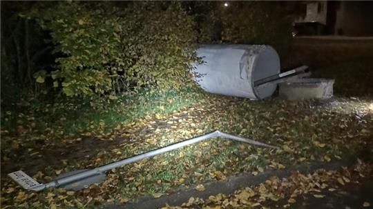  Die Litfaßsäule und das Verkehrsschild sind schrottreif.