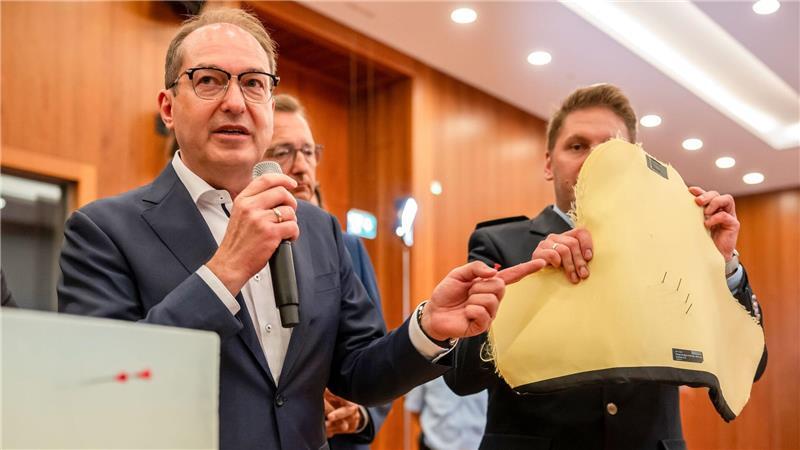 Schärferes Waffenrecht für neuen Druckluft-Revolver Die Nadeln können auch die Schutzwesten von Sicherheitskräften durchschlagen.