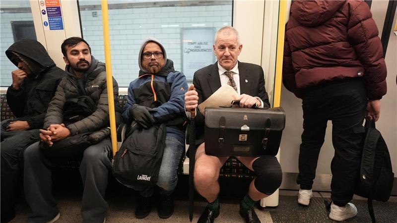  Die Organisatoren hatten dazu aufgerufen, sich untenrum so gewöhnlich wie möglich zu kleiden, damit es so aussieht, als hätte man die Hose schlicht vergessen.