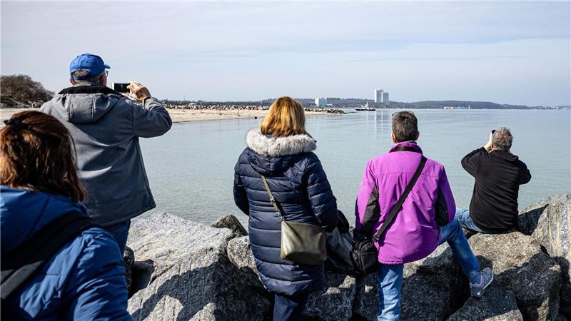  Die Polizei hat das Gelände abgesperrt, damit das Tier durch Neugierige nicht noch mehr gestresst wird. 