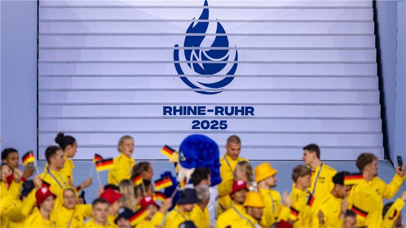  Die deutsche Mannschaft marschiert bei der Eröffnungsfeier der FISU World University Games 2025 in Duisburg ein.