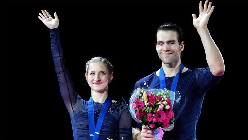  Die deutsche Minerva Fabienne Hase und Nikita Volodin mit ihren Silbermedaillen.