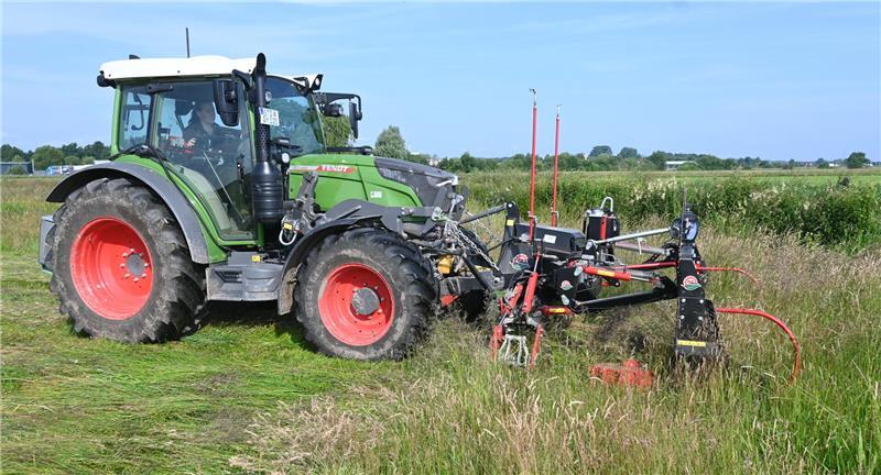 Naturschutz: Spezialmäher hackt Insekten nicht mehr den Kopf ab Doppelmesser-Mähwerk im Einsatz.
