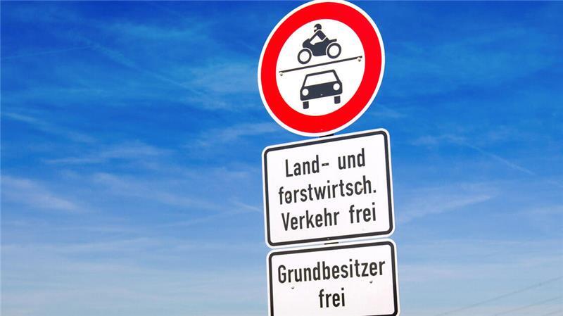  Durchfahrt verboten: Generell ja, aber die Zusatzschilder definieren Ausnahmen.
