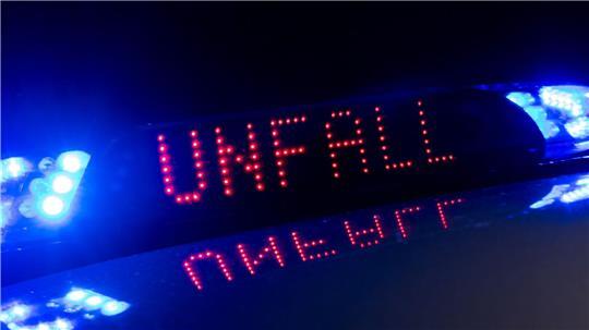  Ein 61-Jähriger wird in seinem Auto eingeklemmt und muss befreit werden. (Symbolbild)