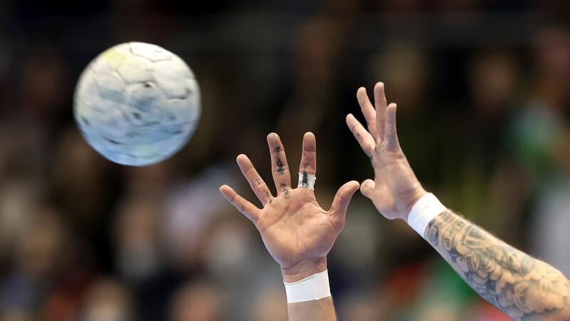 Beckdorf knapp geschlagen: Das Spiel kippt in den letzten drei Minuten Ein Handball wird gefangen.