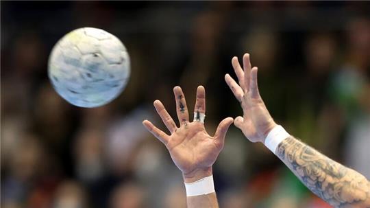  Ein Handball wird gefangen.