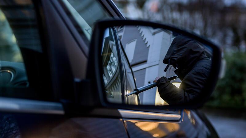 Autodiebe schlagen diesmal in Stade und Agathenburg zu Ein Mann versucht eine Autotür mit einer Metallstange aufzubrechen (gestellte Szene).