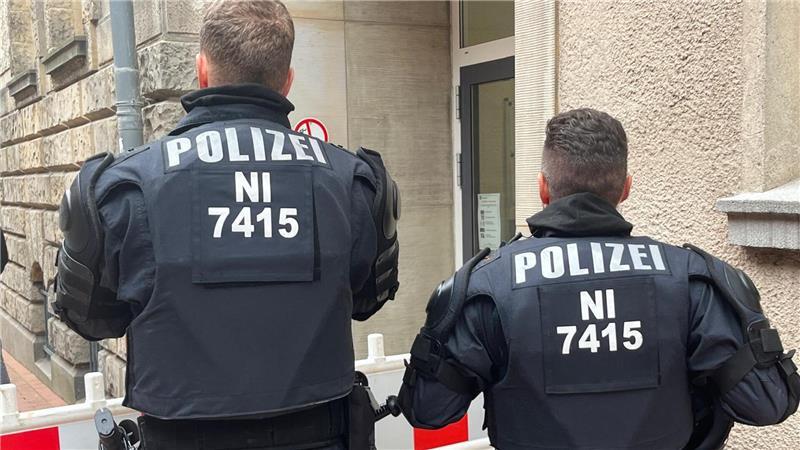  „Ein Riesenaufgebot“ der Polizei war am Freitag beim Clan-Prozess in Bereitschaft.