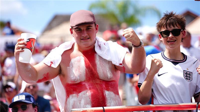  Ein englischer Fan feiert auf der Tribüne.