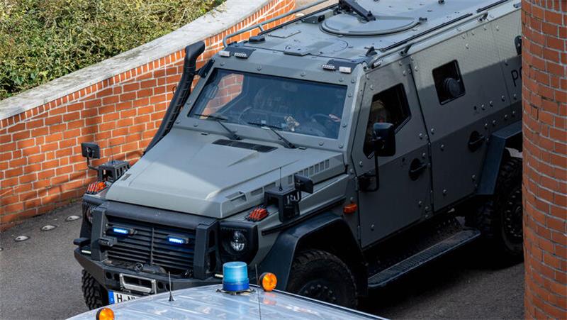 Mathe-Nachhilfe und Kekse: Was Nachbarn über RAF-Terroristin Klette sagen Ein gepanzertes Fahrzeug der Polizei verlässt in einer Kolonne mit weiteren Polizeifahrzeugen das Amtsgericht.