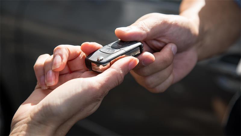  Eine 50-Jährige startete den Wagen mit einem Zweitschlüssel und fuhr los. (Symbolbild)