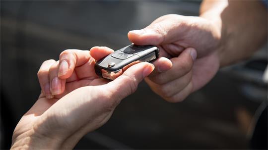  Eine 50-Jährige startete den Wagen mit einem Zweitschlüssel und fuhr los. (Symbolbild)