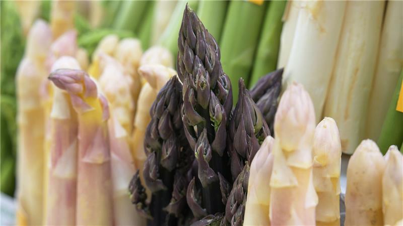  Eine Spargelpyramide aus weißem, schwarzem und grünem Spargel.