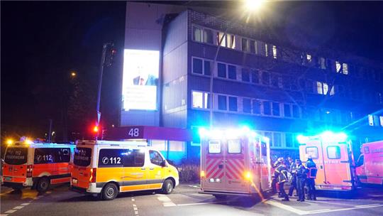  Einsatzfahrzeuge der Feuerwehr und des Rettungsdienstes stehen vor einer Flüchtlingsunterkunft in Hamburg-Hamm, in der mehrere Menschen durch Reizgas verletzt worden sind. Sechs Kinder und ein Erwachsener hätten ersten Erkenntnissen zufolge am Samstagabend leichte Atemwegs - und Augenreizungen erlitten, teilte ein Sprecher des Lagezentrums der Hamburger Polizei mit.