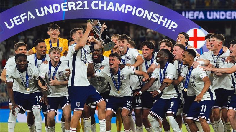  Englands Kapitän James McAtee (Mitte l) hebt den Pokal nach dem Sieg der U21 Männer über Deutschland.