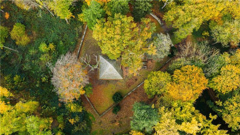 Warum steht eine Pyramide in einem niedersächsischen Wald? Entworfen wurde es von Georg Ludwig Friedrich Laves.