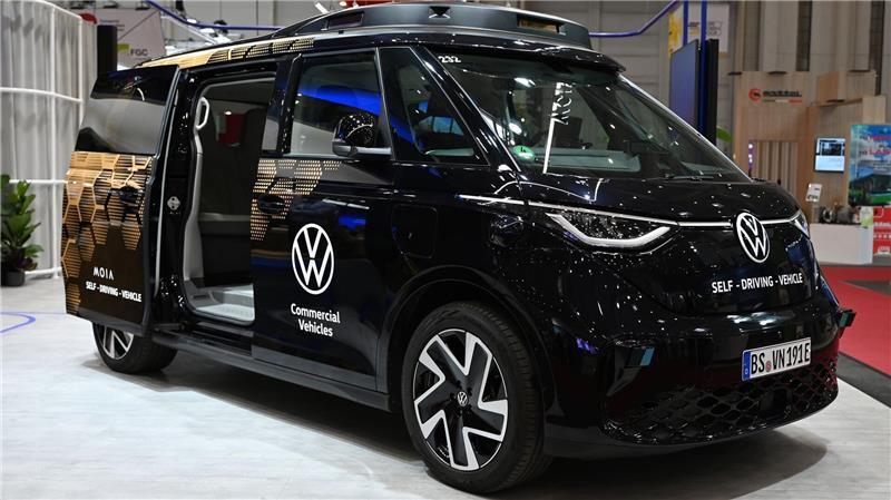VW zeigt fahrerlosen E-Bulli - Zulassung ab 2027 angestrebt Erstmals zum Einsatz kommen soll er ab 2026 zunächst in Hamburg und Los Angeles.
