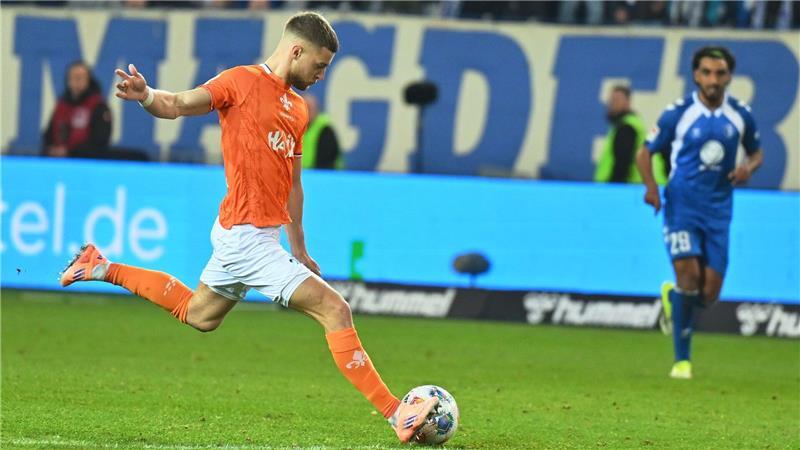 Fabian Nürnberger (l, SV Darmstadt 98) schießt zum 1:1.
