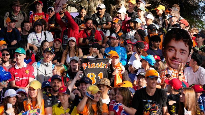  Fans warten auf die Ankunft der Fahrer vor dem Großen Preis von Australien im Albert Park in Melbourne.