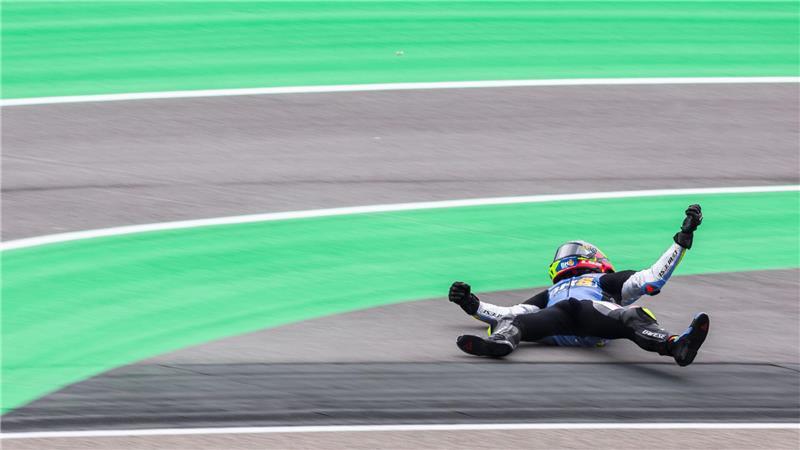 Bilder des Tages Fermin Aldeguer aus Spanien vom Team Gresini Racing MotoGP (Ducati) stürzt beim Grand Prix von Deutschland auf dem Sachsenring.