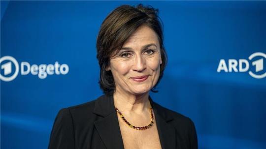  Fernsemoderatorin Sandra Maischberger hat aus ihrem letzten Fernsehinterview mit Altkanzler Helmut Schmidt ein ganz besonderes Erinnerungsstück aufbewahrt.